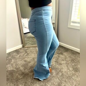 Bell bottom booty jeans 🍑